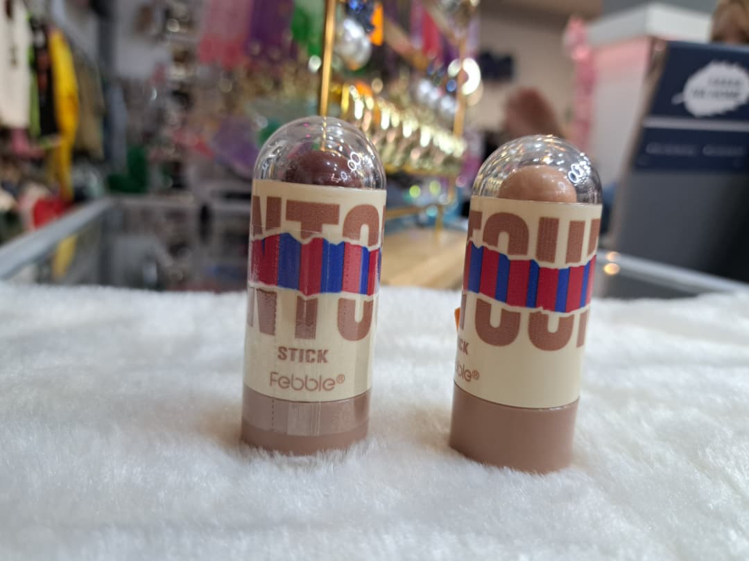Highlight & Shadow Contour Stick de la marca Febble. Este producto de maquillaje está diseñado para definir, iluminar y esculpir el rostro.