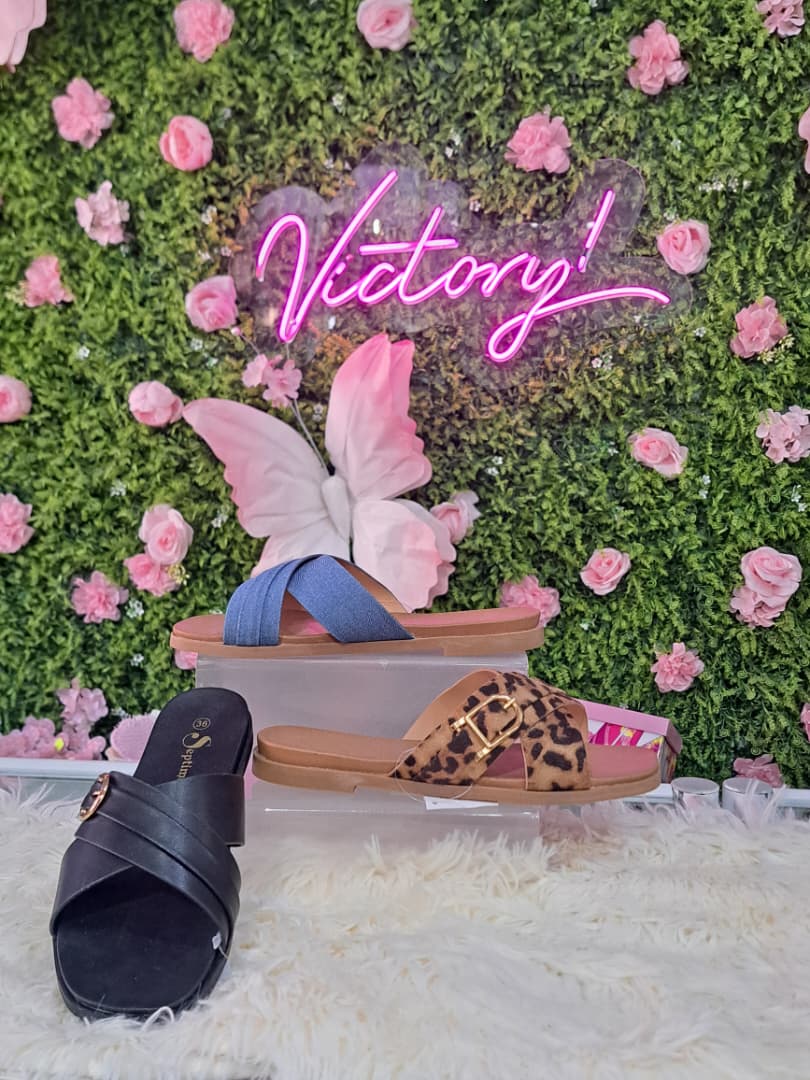 Sandalias planas con diseño cruzado