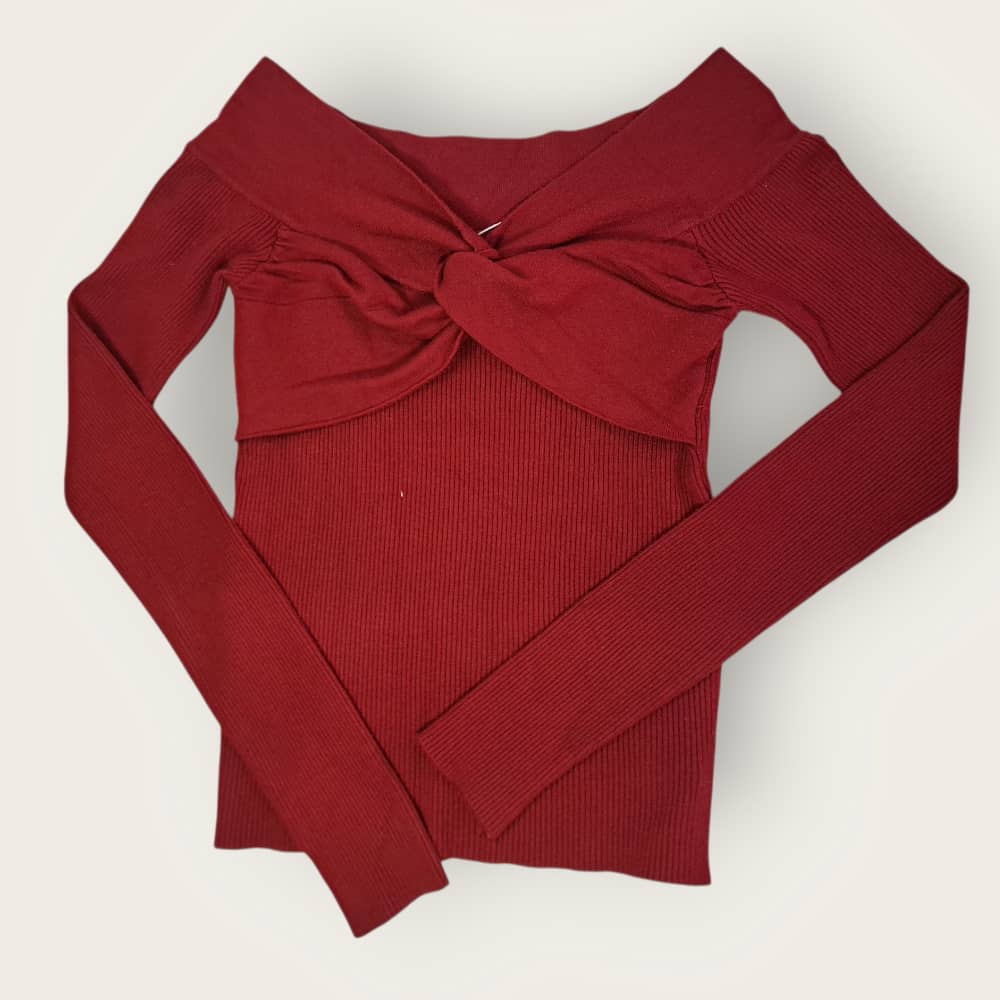 Top de punto de canalé con un detalle de nudo retorcido en la parte delantera.