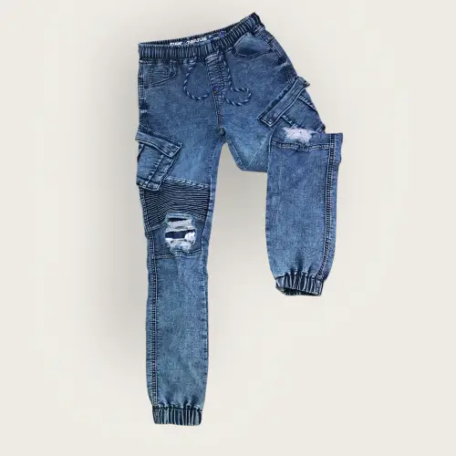 Pantalones elastizados, pies de puño y cordones