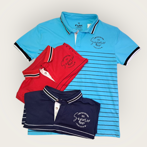 Camiseta mangas cortas y cuello con rallas negras