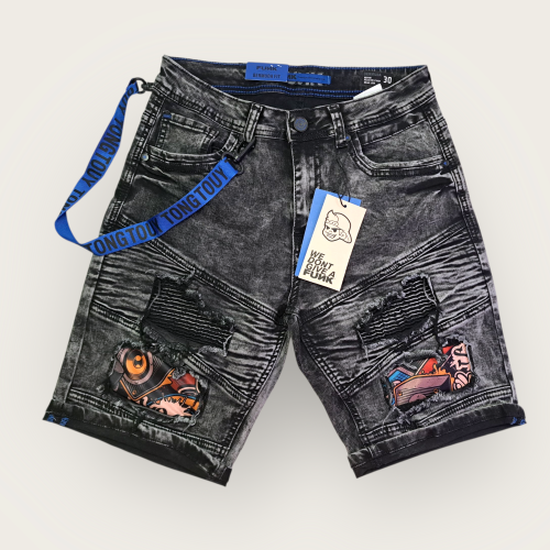 Shorts de mezclilla rasgados con estampas y cinta de adorno