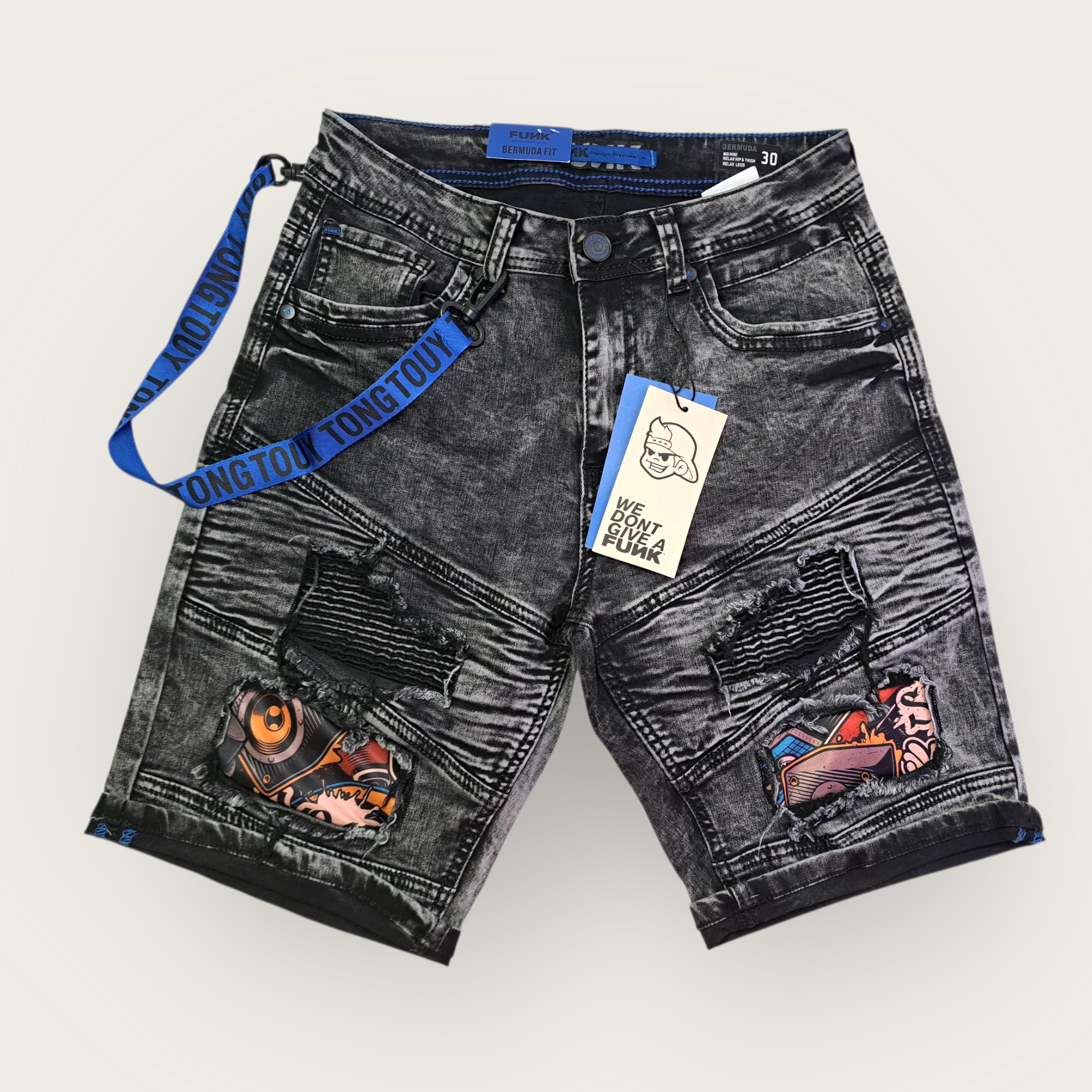 Shorts de mezclilla rasgados con estampas y cinta de adorno