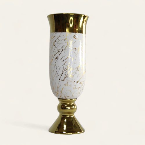 Jarrón decorativo de cerámica o porcelana con un acabado blanco y detalles dorados