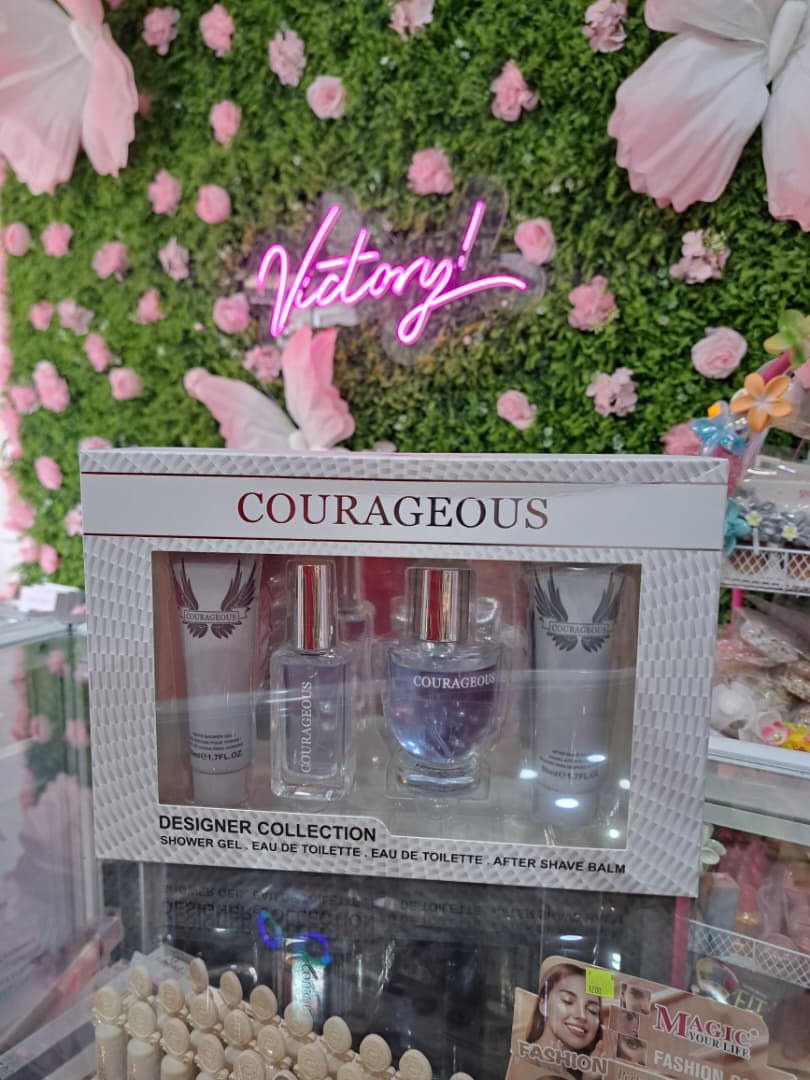 Set de regalo de la colección "Courageous": gel de ducha, dos botellas de eau de toilette y un bálsamo para después del afeitado.