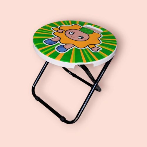 Taburete plegable para niños con un diseño estampado de un personaje de dibujos animados.