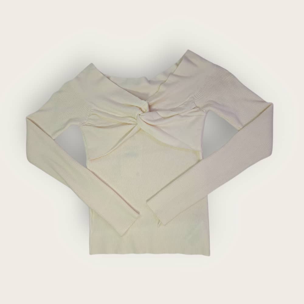 Top de punto de canalé con un detalle de nudo retorcido en la parte delantera. - Imagen 2