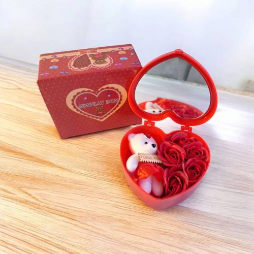 Caja de regalo con forma de corazón que contiene un osito de peluche y rosas eternas de jabón.