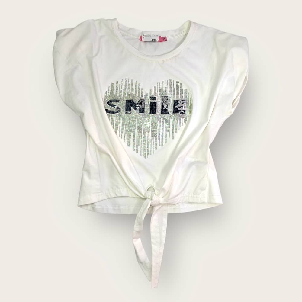 Camiseta blanca de manga corta con un nudo en la parte delantera y un estampado de un corazón con la palabra "SMILE"