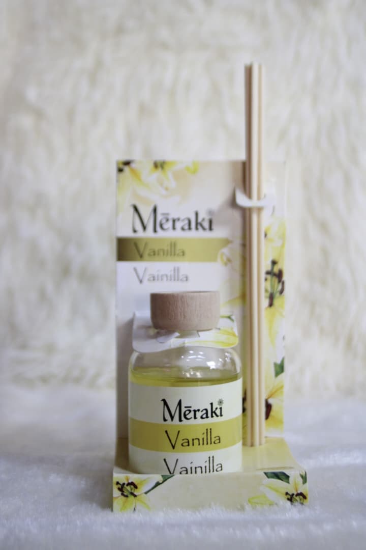 Difusor de aroma tipo mikado de la marca Mēraki con fragancia de vainilla.