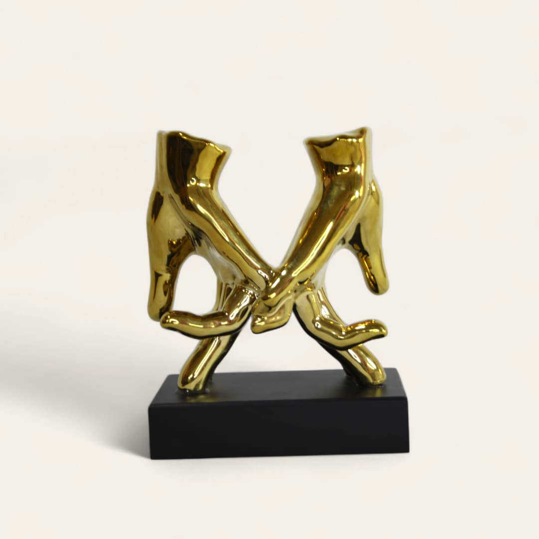 Escultura de manos doradas