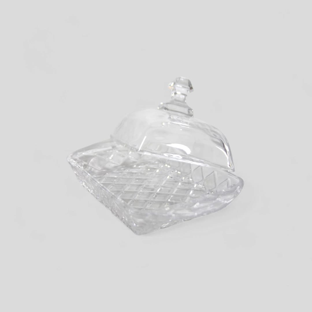 Mantequillera de vidrio con un diseño en relieve de rombos.