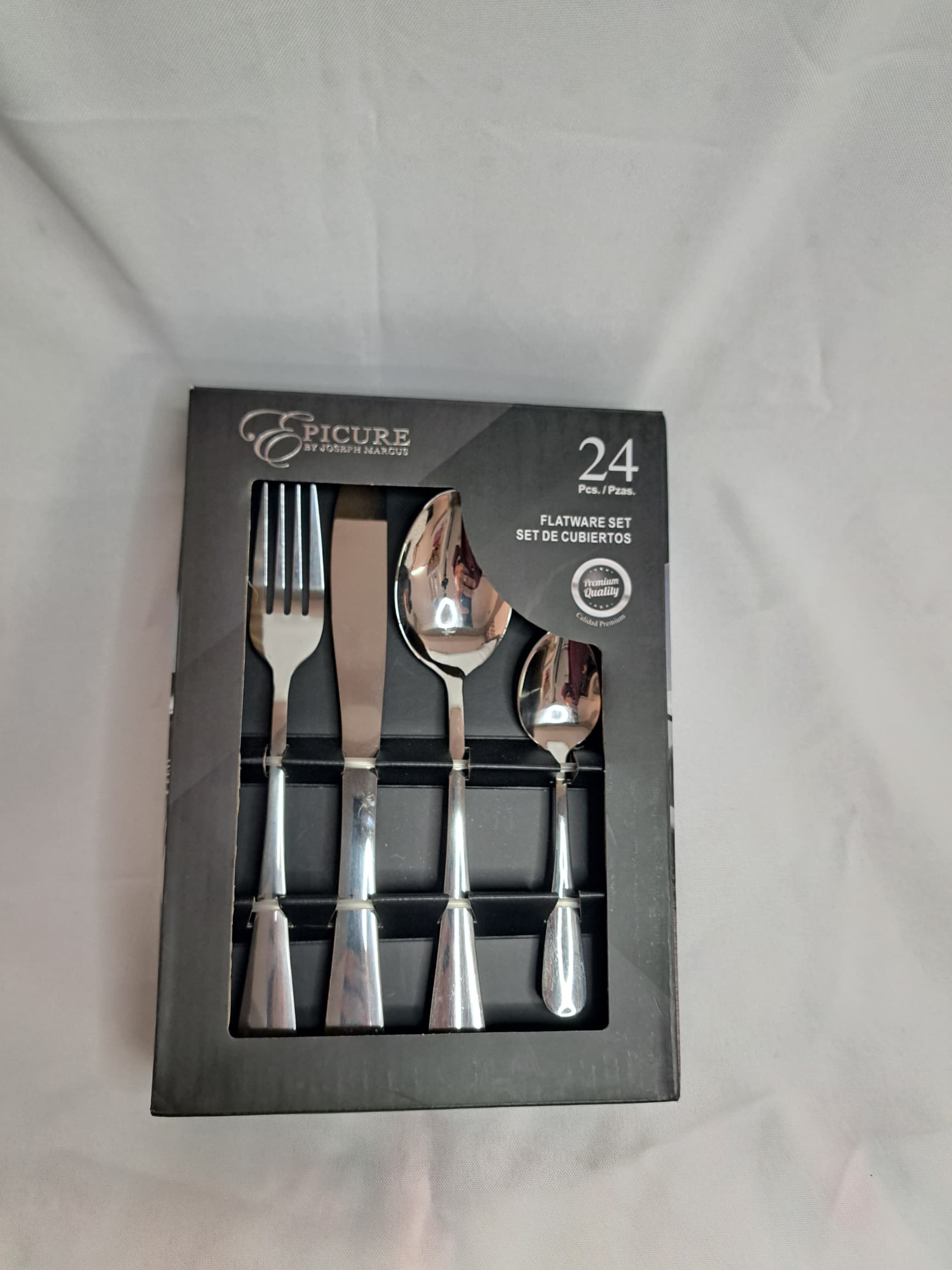 Juego de cubiertos de 24 piezas de acero inoxidable. Incluye cuchillos, tenedores y cucharas para seis personas.