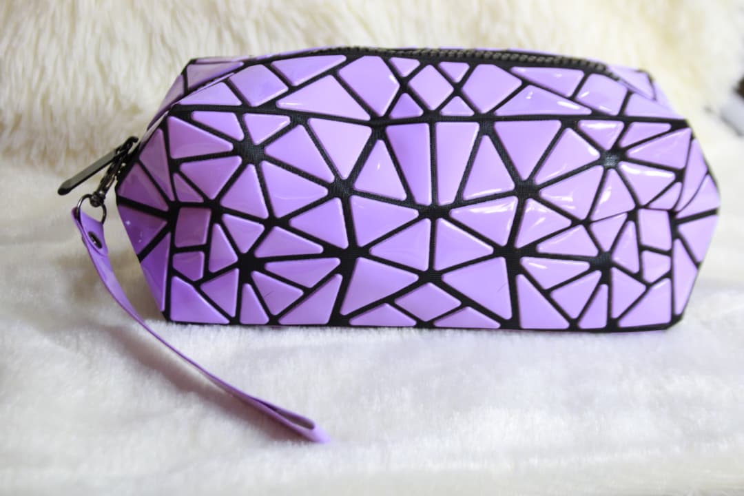 Bolso de mano de piel sintética con rombos geométricos para mujer, bolsa de maquillaje rectangular larga a la moda, acceso de moda de mano con superficie brillante, novedad de 2024 - Imagen 6