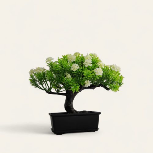 Bonsái pequeño artificial de ciprés en una maceta negra