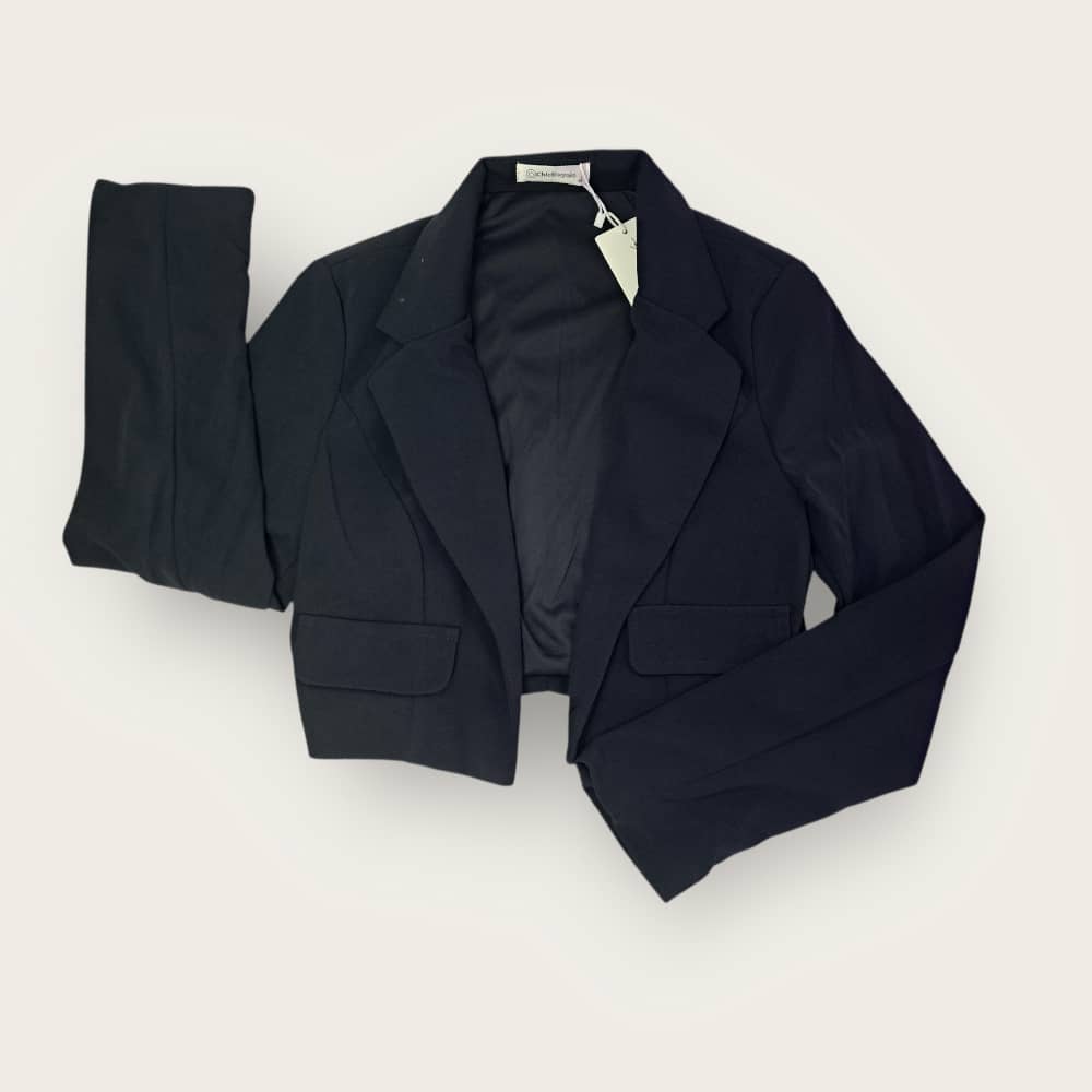 Blazer corto negro de manga larga, una prenda versátil para un look casual o formal.