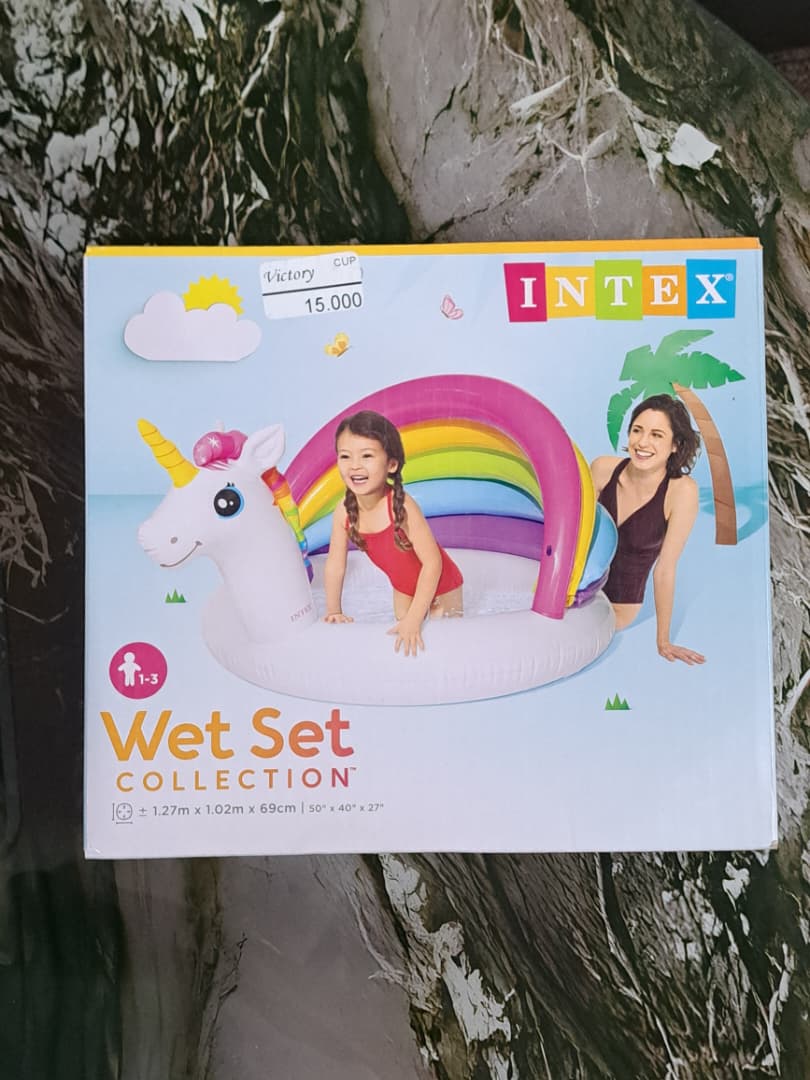 Balsa inflable con forma de unicornio. 50"x40"x27"