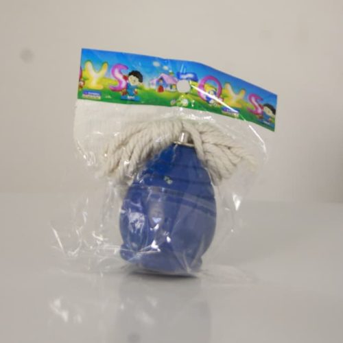 Trompo de plástico, un juguete tradicional que se hace girar con una cuerda.