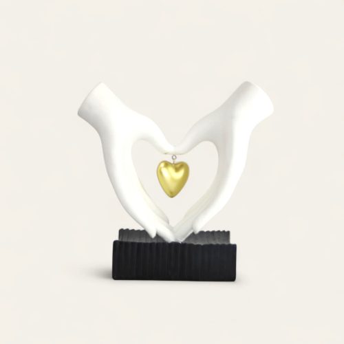 Escultura de manos blancas formando un corazón