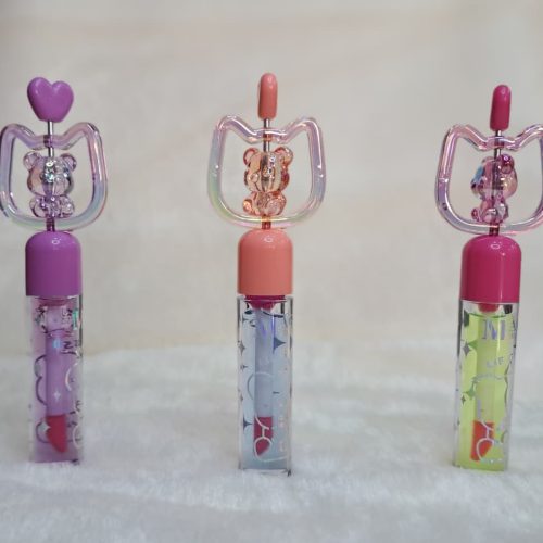 Brillos labiales (lip gloss) con un diseño decorativo