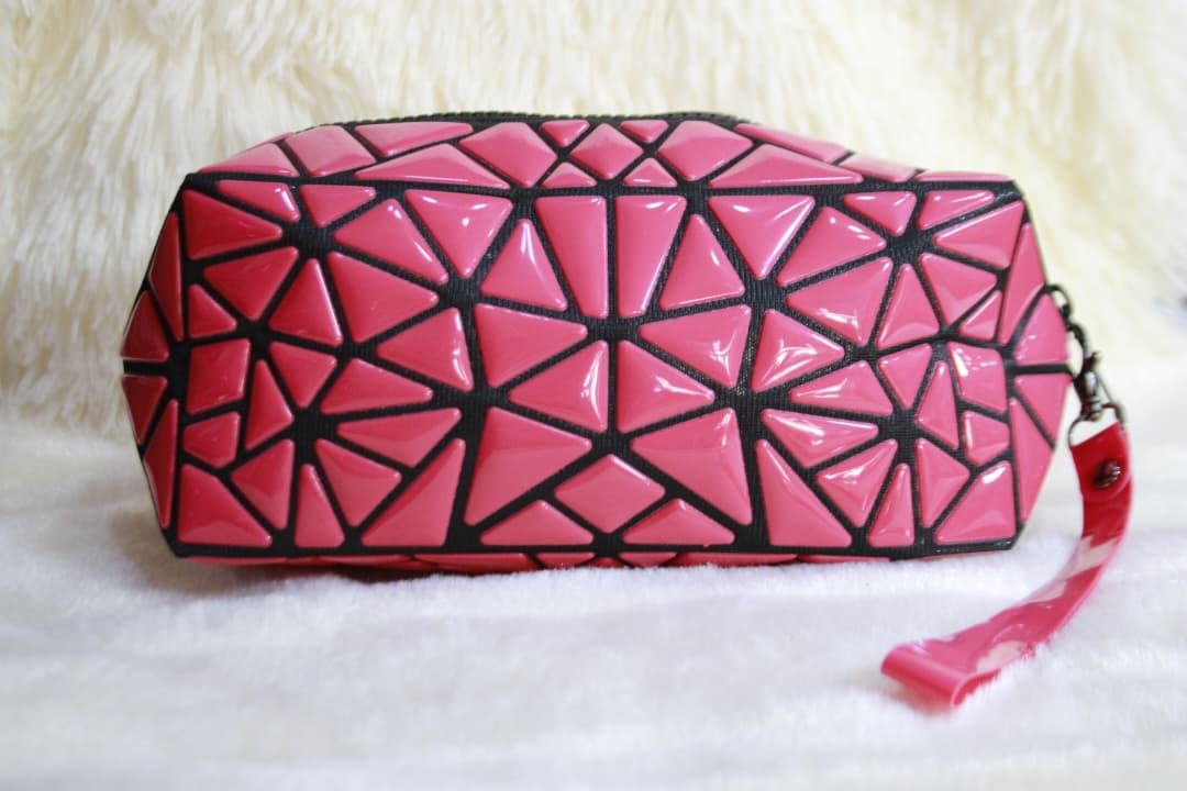 Bolso de mano de piel sintética con rombos geométricos para mujer, bolsa de maquillaje rectangular larga a la moda, acceso de moda de mano con superficie brillante, novedad de 2024 - Imagen 3