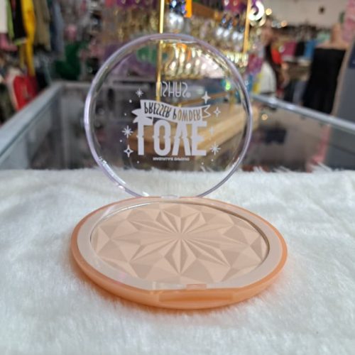 Polvo compacto de la marca Ushas, diseñado para fijar el maquillaje y controlar el brillo facial.