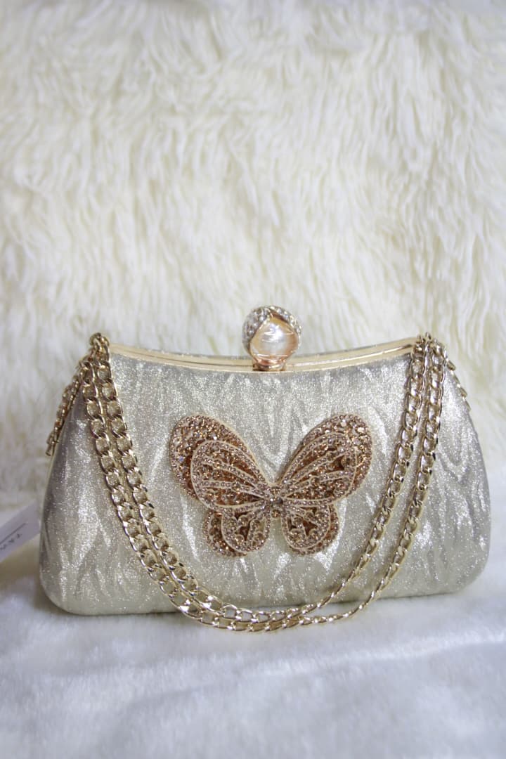 Cartera de noche con asa de cadena y broche de mariposa con diamantes - Imagen 2