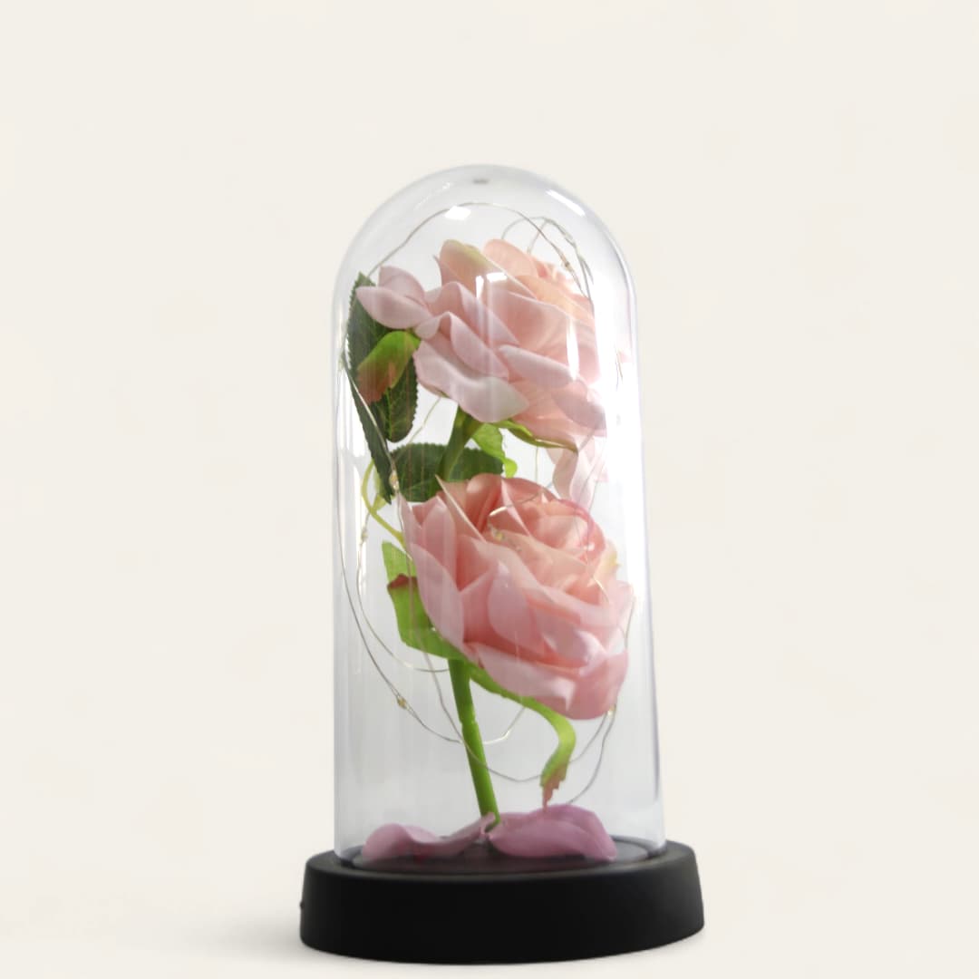 Adorno floral conocido como rosa eterna o rosa preservada