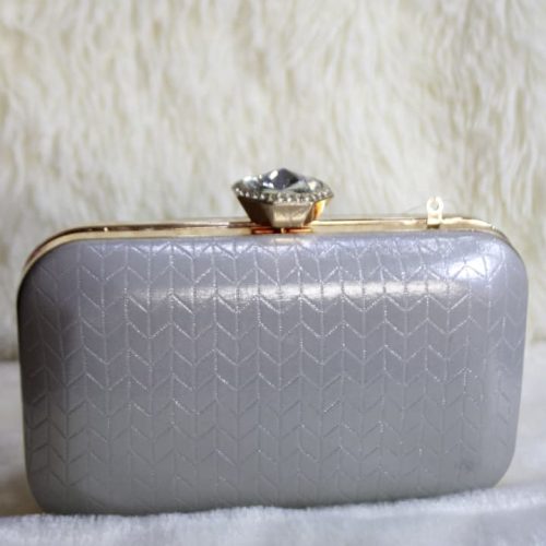 Cartera con broche de diamante