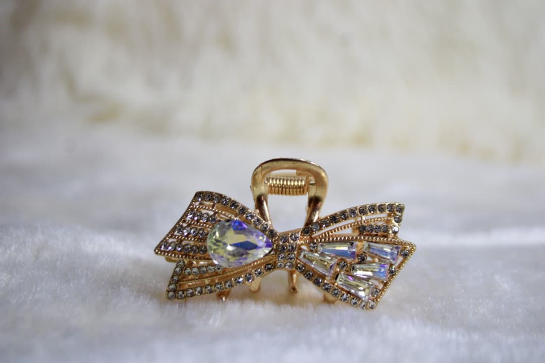 Pinza elegante para el cabello con pedrería dorada