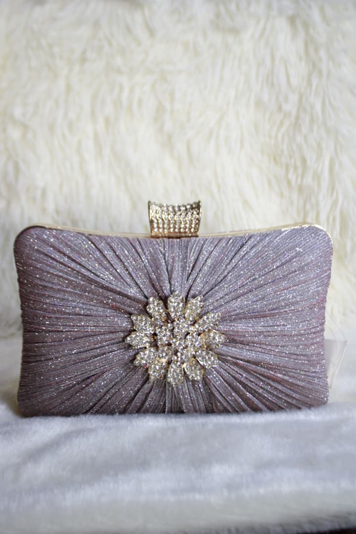 Cartera de noche de colores brillantes y broche con diseño de flor de diamantes