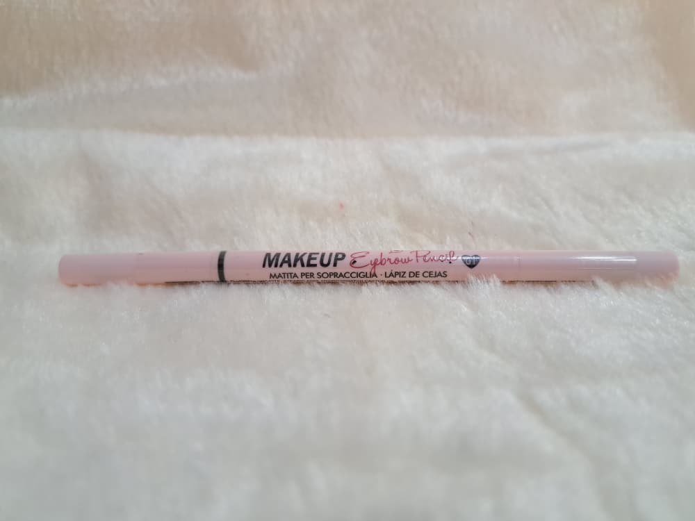 Lápiz de maquillaje de doble punta, con un extremo para rellenar y dar forma a las cejas y el otro con un cepillo para difuminar.