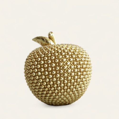 Escultura de manzana dorada