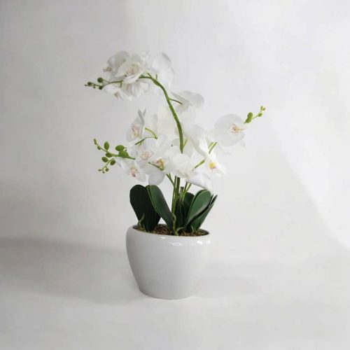 Maceta decorativa de cerámica blanca con flores artificiales