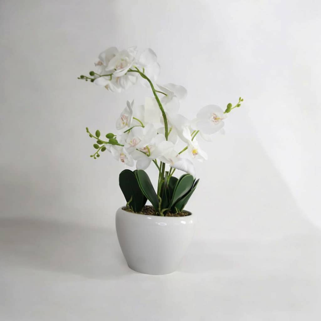 Maceta decorativa de cerámica blanca con flores artificiales