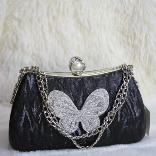 Cartera de noche con asa de cadena y broche de mariposa con diamantes