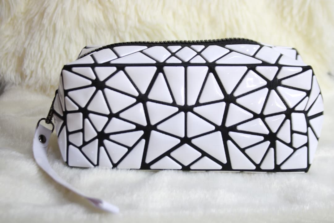 Bolso de mano de piel sintética con rombos geométricos para mujer, bolsa de maquillaje rectangular larga a la moda, acceso de moda de mano con superficie brillante, novedad de 2024