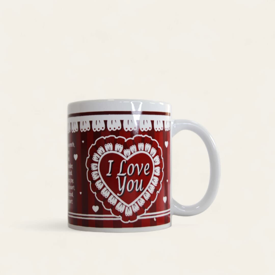 Tazas de cerámica blanca con un diseño de corazones