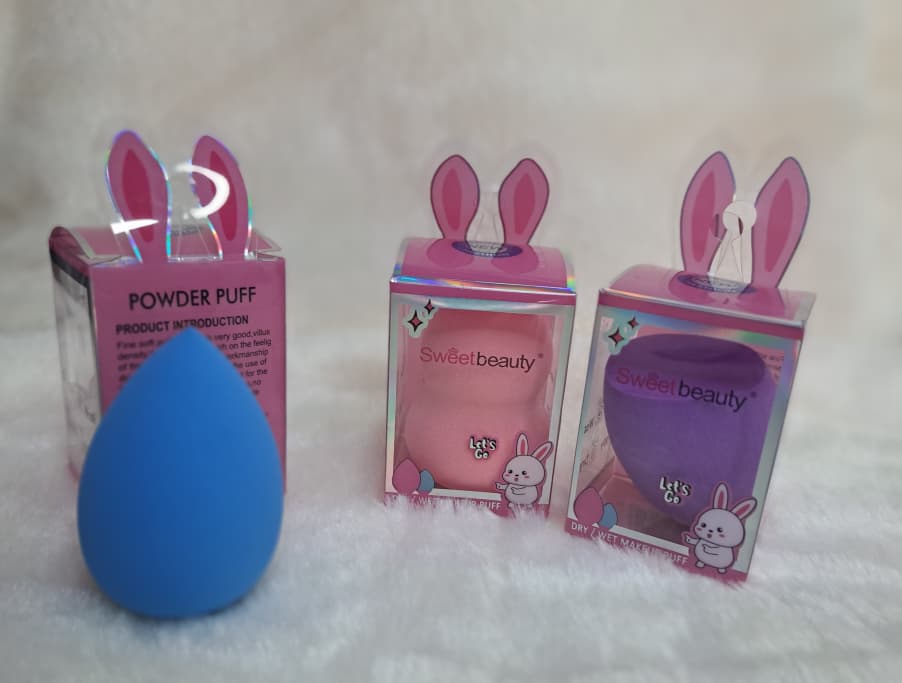 Esponja de maquillaje, también conocida como "beauty puff" o "esponja de belleza". Aplica y difumina productos de maquillaje como base, corrector y polvos.