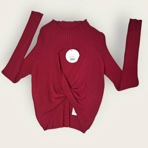 Suéter de punto de canalé con cuello alto y mangas largas, de color rojo oscuro, con un diseño de nudo en la parte delantera.