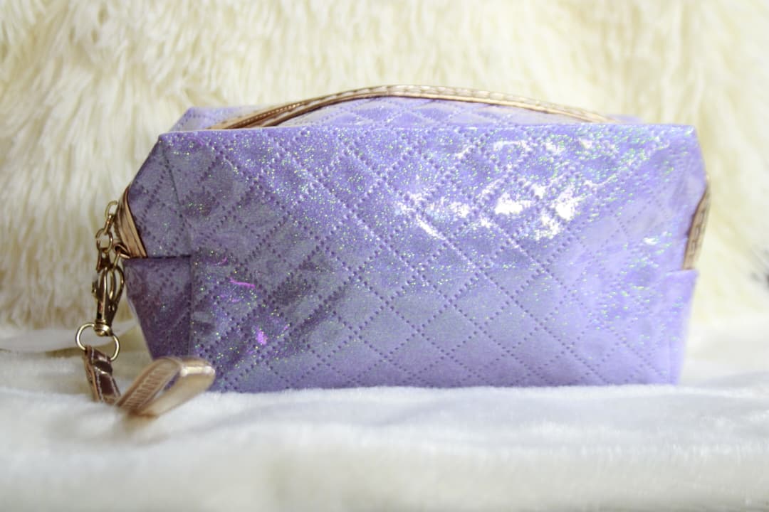 Organizador de maquillaje con patrón trenzado