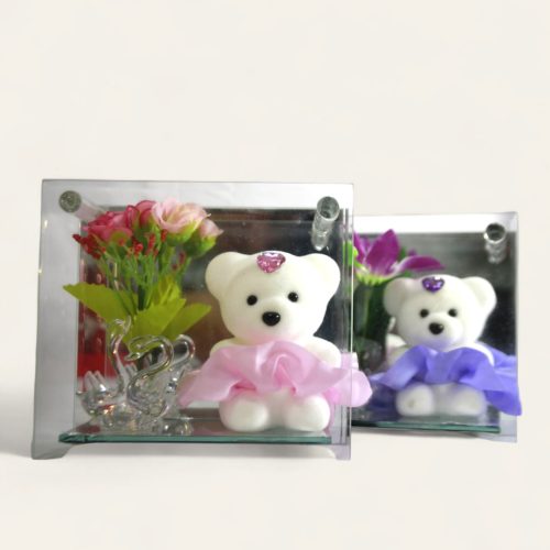 Figuras decorativas de osos de peluche dentro de cajas transparentes.