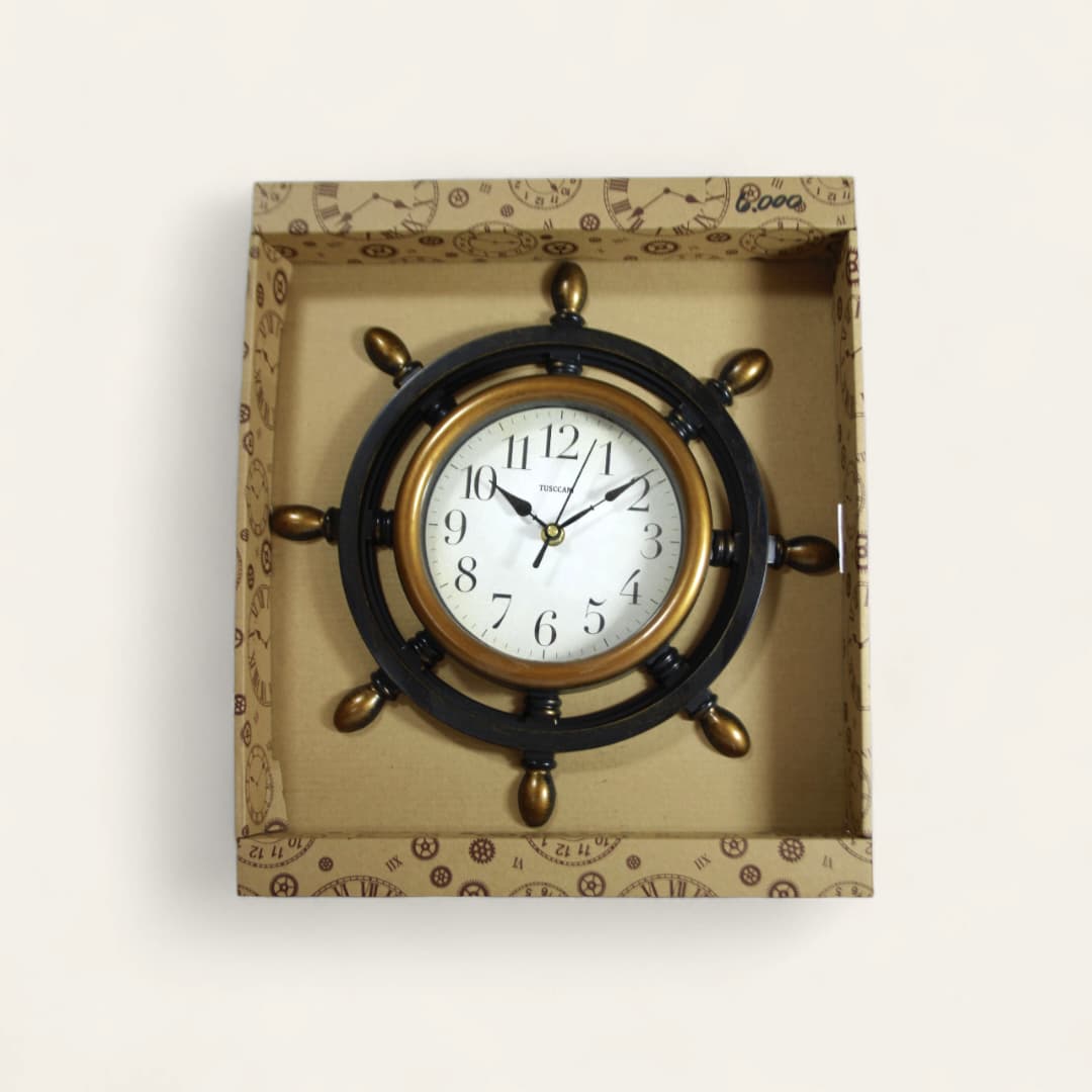 Reloj de pared en forma de timón de barco