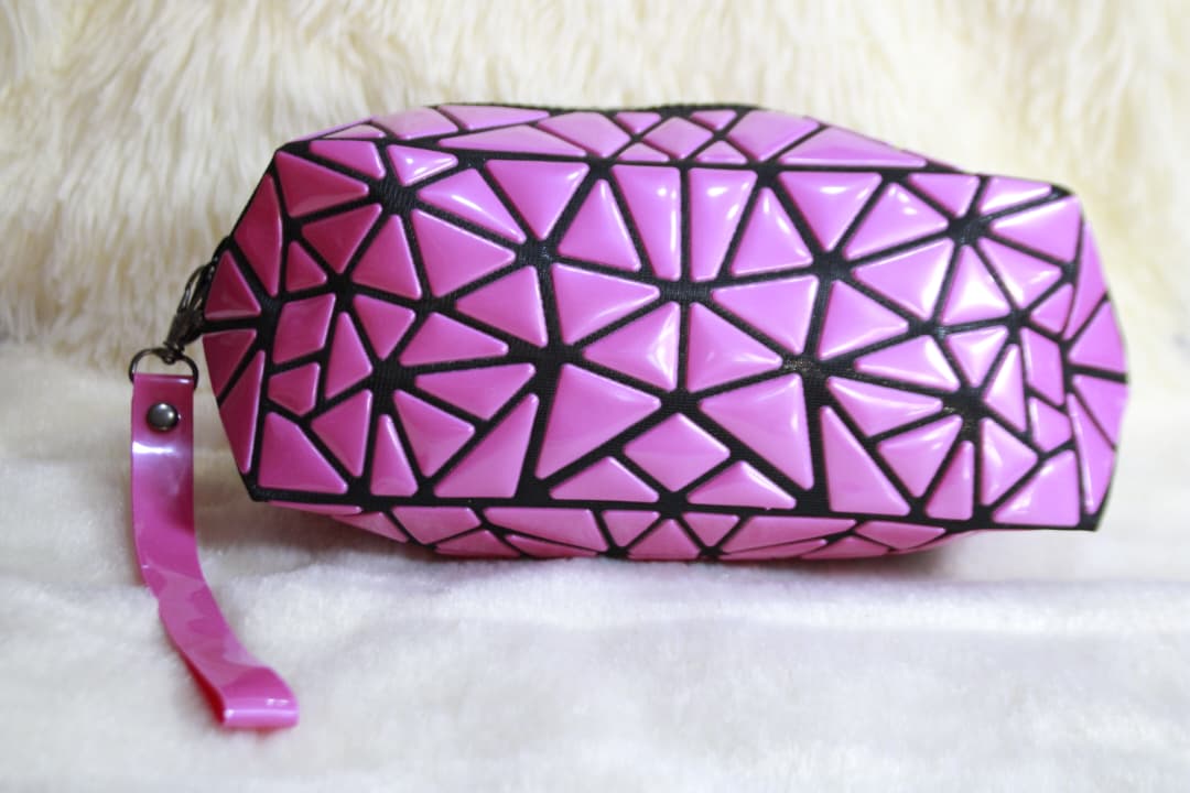 Bolso de mano de piel sintética con rombos geométricos para mujer, bolsa de maquillaje rectangular larga a la moda, acceso de moda de mano con superficie brillante, novedad de 2024 - Imagen 4