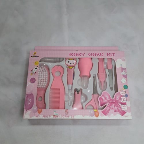 Kit de cuidado para bebés. Incluye: cepillo, un peine, tijeras de punta redonda, cortaúñas, una lima de uñas, un aspirador nasal y un dispensador de medicamentos.