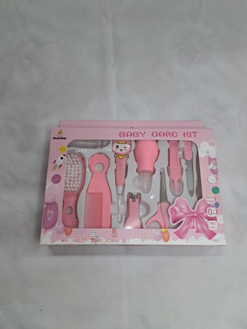 Kit de cuidado para bebés. Incluye: cepillo, un peine, tijeras de punta redonda, cortaúñas, una lima de uñas, un aspirador nasal y un dispensador de medicamentos.