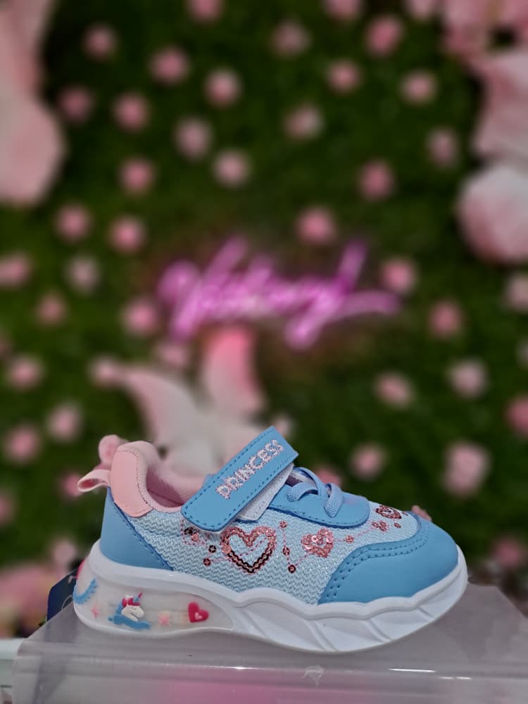 Tenis de niña de color azul claro con lentejuelas en forma de corazón.