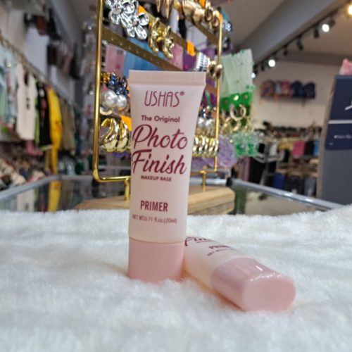 Prebase de maquillaje (primer), prepara la piel para el maquillaje, ayudando a que dure más tiempo.