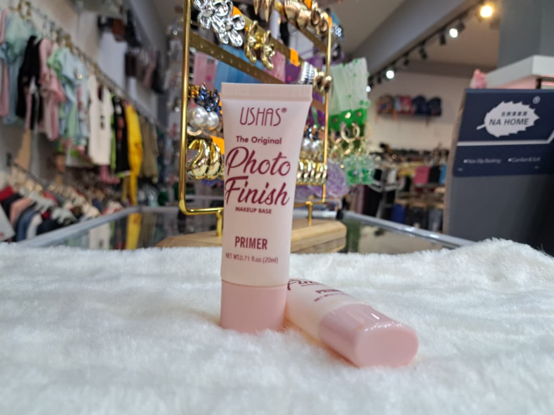 Prebase de maquillaje (primer), prepara la piel para el maquillaje, ayudando a que dure más tiempo.